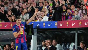 Momen emosional langsung menyelimuti markas Barcelona setelah Robert Lewandowski menyampaikan salam perpisahan kepada para pendukung. (AP Photo/Joan Mateu Parra)