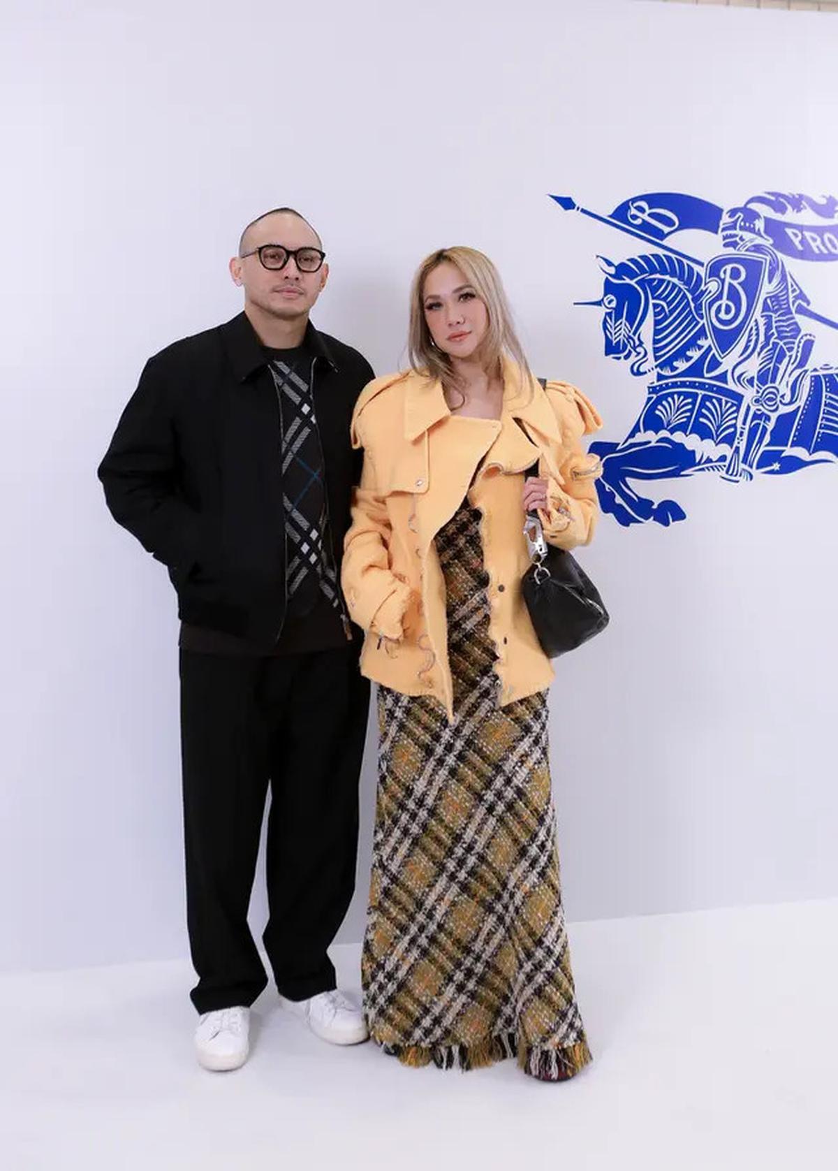 6 Adu Gaya Couple di Acara Burberry Outerwear 2024 Jakarta, Thariq Halilintar-Aaliyah Massaid hingga El Rumi-Syifa Hajdu