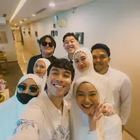 Mulai dari Rizky Febian-Mahalini hingga Vidi Aldiano-Sheila Dara, berikut gaya empat pasutri saat lakoni umrah 2025. [@vidialdiano].