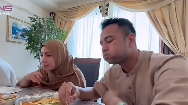 Nagita Slavina dan Raffi Ahmad sedang makan di hotel selama berhaji. (Dok: YouTube RANS)