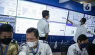 Menteri Perhubungan Budi Karya Sumadi meninjau layar command centre sebagai pusat informasi mudik 2022 di Gedung Kementerian Perhubungan, Jakarta, Senin (25/5/2022). Command centre ini, berbagai instansi terkait yang bertanggung jawab terhadap pelaksanaan mudik. (Liputan6.com/Faizal Fanani)