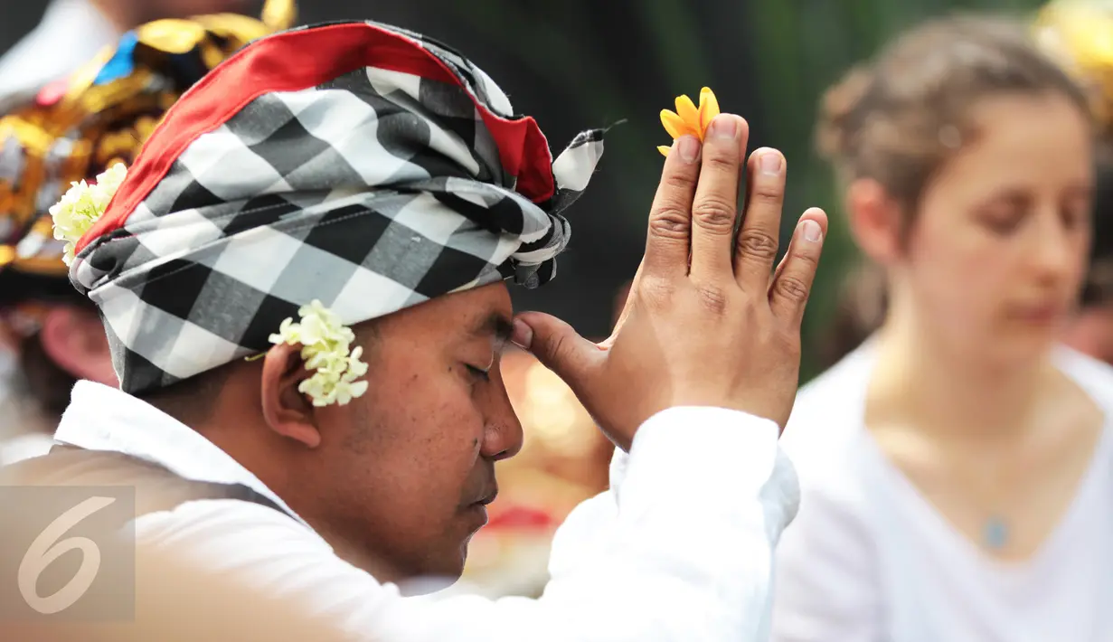 Seorang umat Hindu berdoa saat mengikuti perayaan Saraswati di Pura Agung Santi Bhuwana, Belgia, (26/6). Pura Aung Santi Bhuwana merupakan pura terbesar yang ada di luar Indonesia. (Arie Asona)