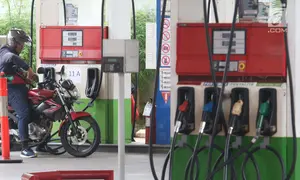 Pengendara mengisi BBM di SPBU Jakarta, Minggu (10/2). Hari ini BBM kembali diturunkan Pertamina adapun penurunan harga BBM ini, untuk wilayah Jabodetabek, harga Pertamax Turbo diturunkan dari Rp 12.000 jadi Rp 11.200 per liter.(Liputan6.com/AnggaYuniar)