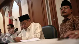Ketua Umum PBNU KH Said Aqil Siradj (kedua kanan) saat konferensi pers di Gedung PBNU, Jakarta, Senin (30/5). PBNU menyambut positif penetapan 1 Juni sebagai Hari Lahir Pancasila oleh Pemerintah. (Liputan6.com/Faizal Fanani)
