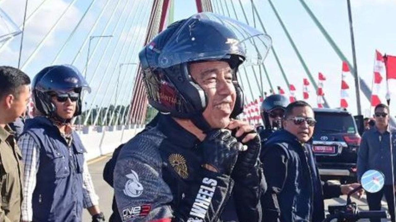 Menurut Jokowi, kondisi jalan tol dapat lebih dirasakan apabila menggunakan sepeda motor. Oleh karena itu, dia memilih mengendarai motor untuk meninjau langsung kondisi pembangunan jalan tol IKN. Foto: Instagram/Jokowi<br>