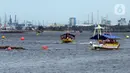 Sejumlah perahu terlihat saat libur Tahun Baru di Pantai Ancol, Jakarta, Sabtu (1/1/2022). Memasuki libur akhir pekan awal Tahun Baru 2022, kawasan Taman Impian Jaya Ancol hanya buka dari jam 06.00-14.00 WIB, hal ini untuk mencegah penyebaran COVID-19 varian Omicron. (merdeka.com/Imam Buhori)