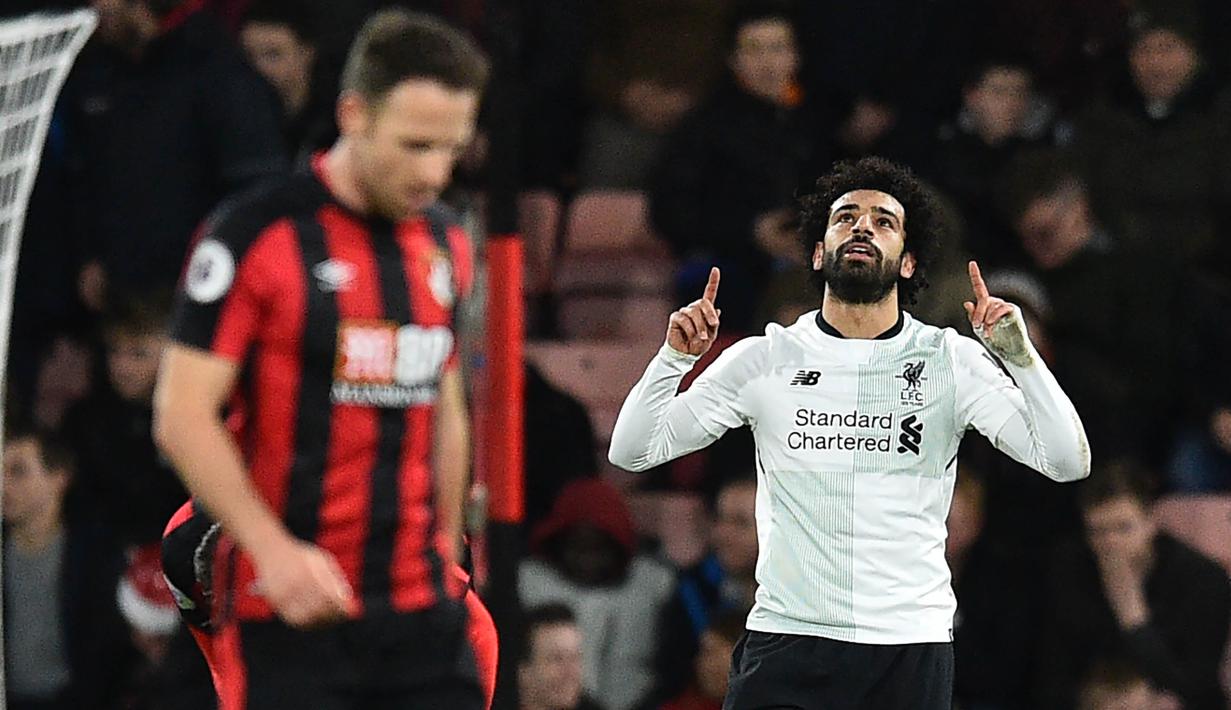 Gelandang Liverpool, Mohamed Salah, melakukan selebrasi usai mencetak gol ke gawang AFC Bournemouth pada laga Premier League di Stadion The Vitality, Minggu (17/12/2017). Liverpool menang 4-0 atas AFC Bournemouth. (AFP/Glyn Kirk)