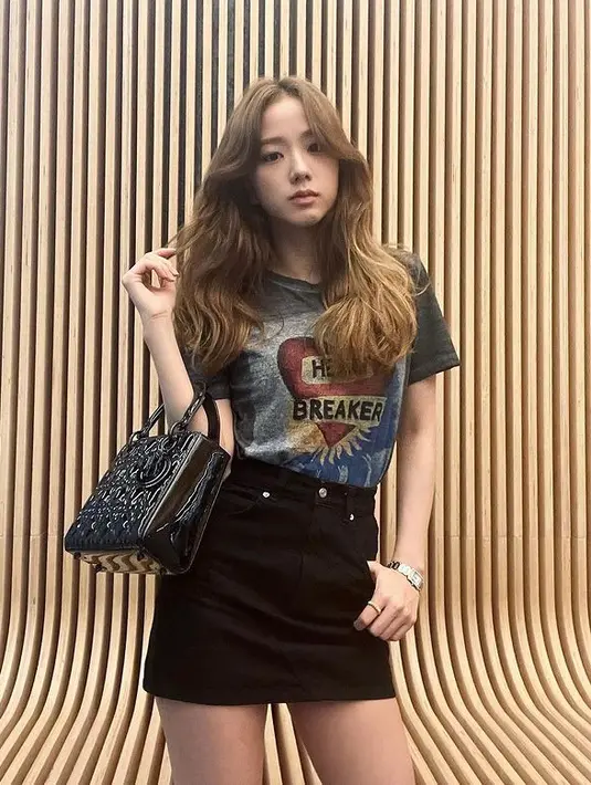 Masih dengan rambut brunette-nya, Jisoo BLACKPINK memotong rambutnya dengan curtain bang dan sedikit wavy di bagian bawah. Menampilkan kesan trendy meski mengenakan outfit kasual. (instagram/sooyaaa__)