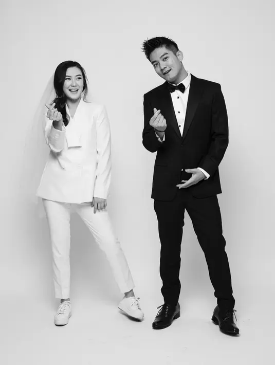 Sama-sama memakai jas dan celana dalam nuansa foro sebelum pernikahan (Foto: Instagram @karbearv)