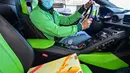 Direktur Pelaksana Pakistan Supermarket Dubai Muhammad Jehanzeb duduk dalam Lamborghini Huracan sebelum mengirim pesanan mangga di Dubai, Uni Emirat Arab, Kamis (2/7/2020). Supermarket tersebut mengantarkan pesanan mangga untuk minimal pesanan sekitar USD 27. (CACACE GIUSEPPE/AFP)