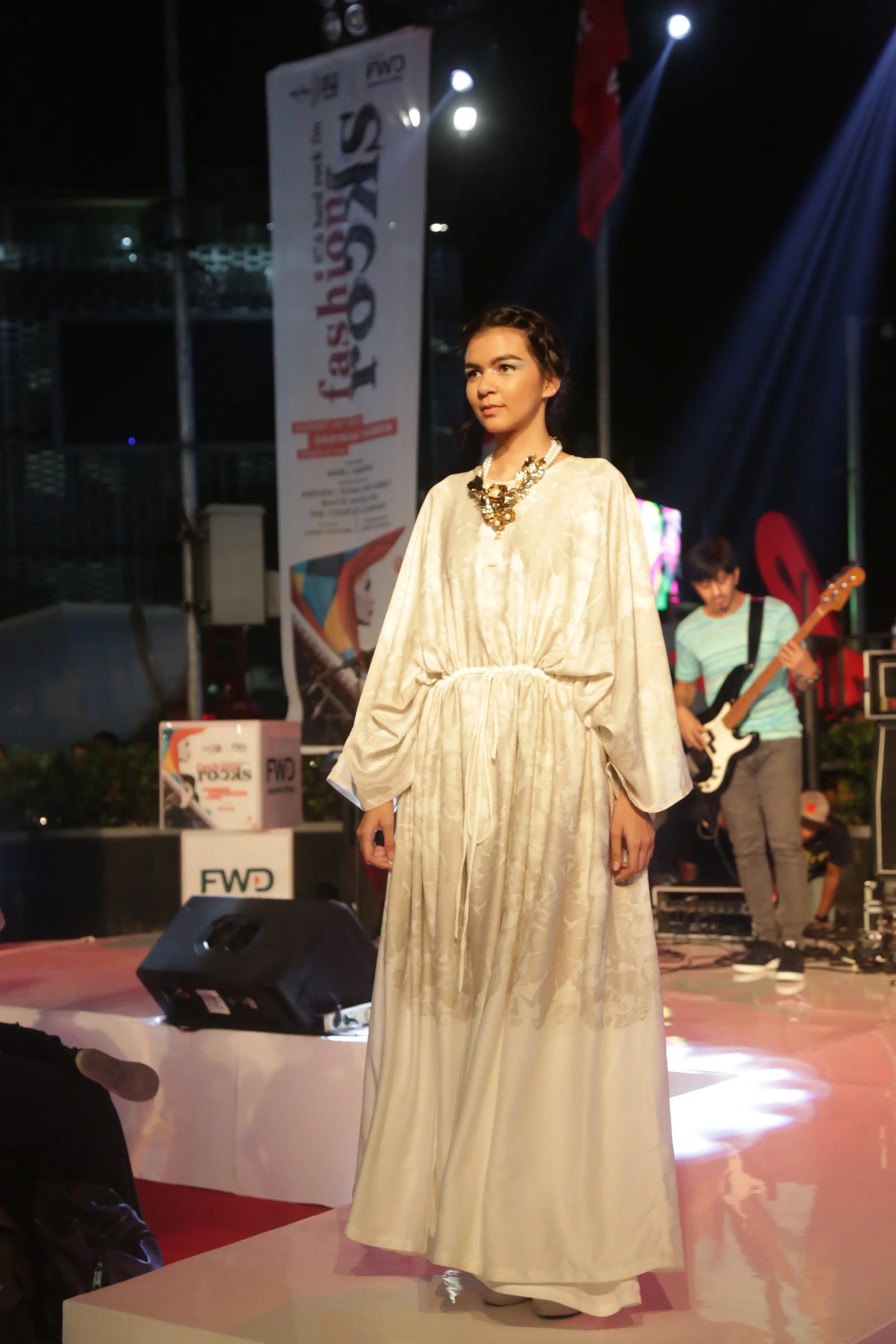 Dengan menghadirkan koleksi dengan desain modest wear di FWD Fashion Rock, Barli Asmara mampu menampilkan karya yang berbeda.