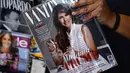 Majalah Vanity Fair Mexico edisi Februari, dengan cover bergambar Melania Trump di sebuah lapak di Meksiko, 30 Januari 2017. Melania berpose melilitkan berlian dengan menggunakan garpu layaknya akan menyantap spagheti. (PEDRO PARDO/AFP)