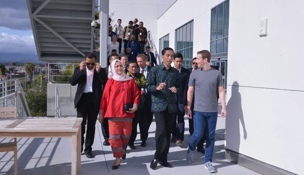 Presiden Jokowi didampingi Ibu Negara, Iriana Joko Widodo berbincang dengan pendiri sekaligus CEO Facebook, Mark Zuckerberg ketika diajak berkeliling dalam kunjungannya ke kantor Facebook di Silicon Valley, San Fransisco, Rabu (17/2). (Setpres/Biro Pers)