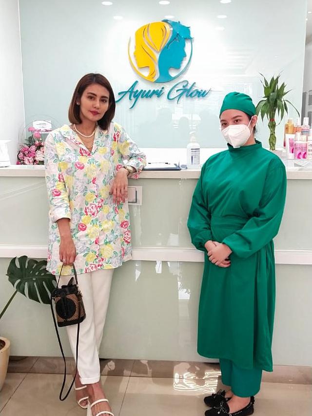 Berada di depan kamera membuat penampilan Juliana Moechtar dituntut untuk selalu menarik dan prima.