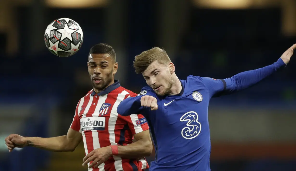 Striker Chelsea, Timo Werner (kanan) berduel udara dengan bek Atletico Madrid, Renan Lodi dalam laga leg kedua babak 16 besar Liga Champions 2020/2021 di Stamford Bridges, London, Rabu (17/3/2021). Chelsea menang 2-0 atas Atletico Madrid. (AP/Matt Dunham)