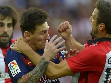 Lionel Messi terlibat perkelahian dengan pemain Athletic Bilbao, Carlos Gurpegi, dalam pertandingan Liga Spanyol di Stadion San Mames, Bilbao, Spanyol. (23/8/2015). (Reuters/Vincent West)