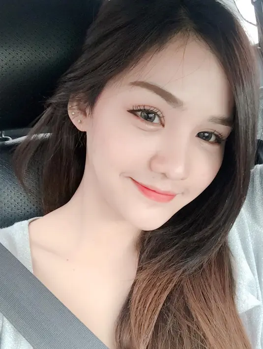Sontak saja unggahan Dj Butterfly itu membuat gagal fokus lantaran wajah Sandy Klisana tak kalah cantik darinya. Tak hanya cantik, Sandy Klisana juga imut dan memiliki sepasang mata yang indah. (Liputan6.com/IG/@sandy_klisana)