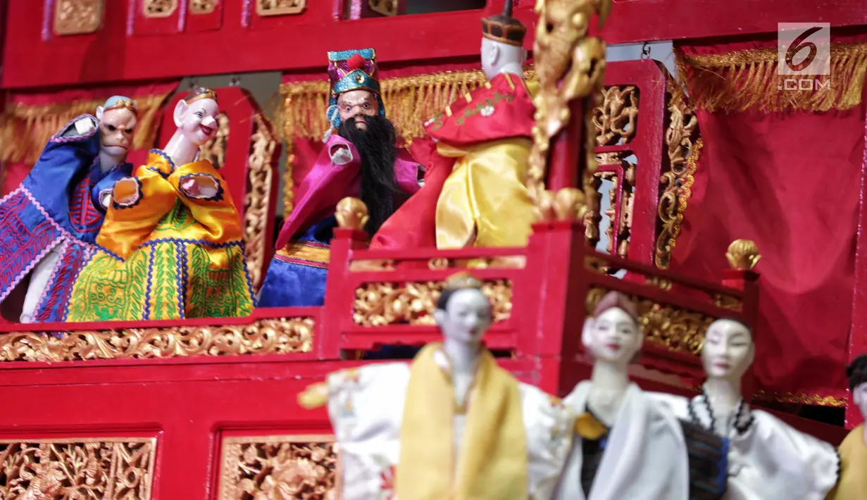 Penampilan wayang potehi di salah satu mall di Jakarta, Jumat (1/2). Pementasan wayang potehi  tersebut diadakan dalam rangka menyambut Tahun Baru Imlek. (Liputan6.com/Faizal Fanani)