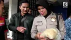 Jelang natal dan tahun baru, razia makanan tak layak gencar dilakukan jajaran Polsek Godean, Sleman, Daerah Istimewa Yogyakarta.