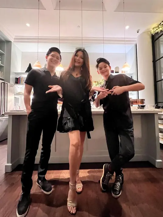Teuku Rassya dan Kenzou Lion memang berbeda ayah. Namun mereka tetap dekat sebagai kakak dan adik. Keduanya pun tampak begitu saling menyayangi. (Liputan6.com/IG/@tamarableszynskiofficial)