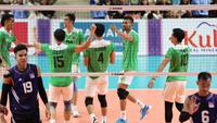 Selebrasi para pemain tim bola voli putra Indonesia setelah mencetak angka pada laga ketiga Grup A SEA Games 2023 di Olympic Complex Indoor Main Hall, Phnom Penh, Kamboja, Sabtu (6/5/2023). Tim bola voli Putra Indonesia menang 3-0 (25-18, 25-21, 25-16) dan memastikan lolos ke semifinal sebagai juara Grup A. (Bola.com/Abdul Aziz)