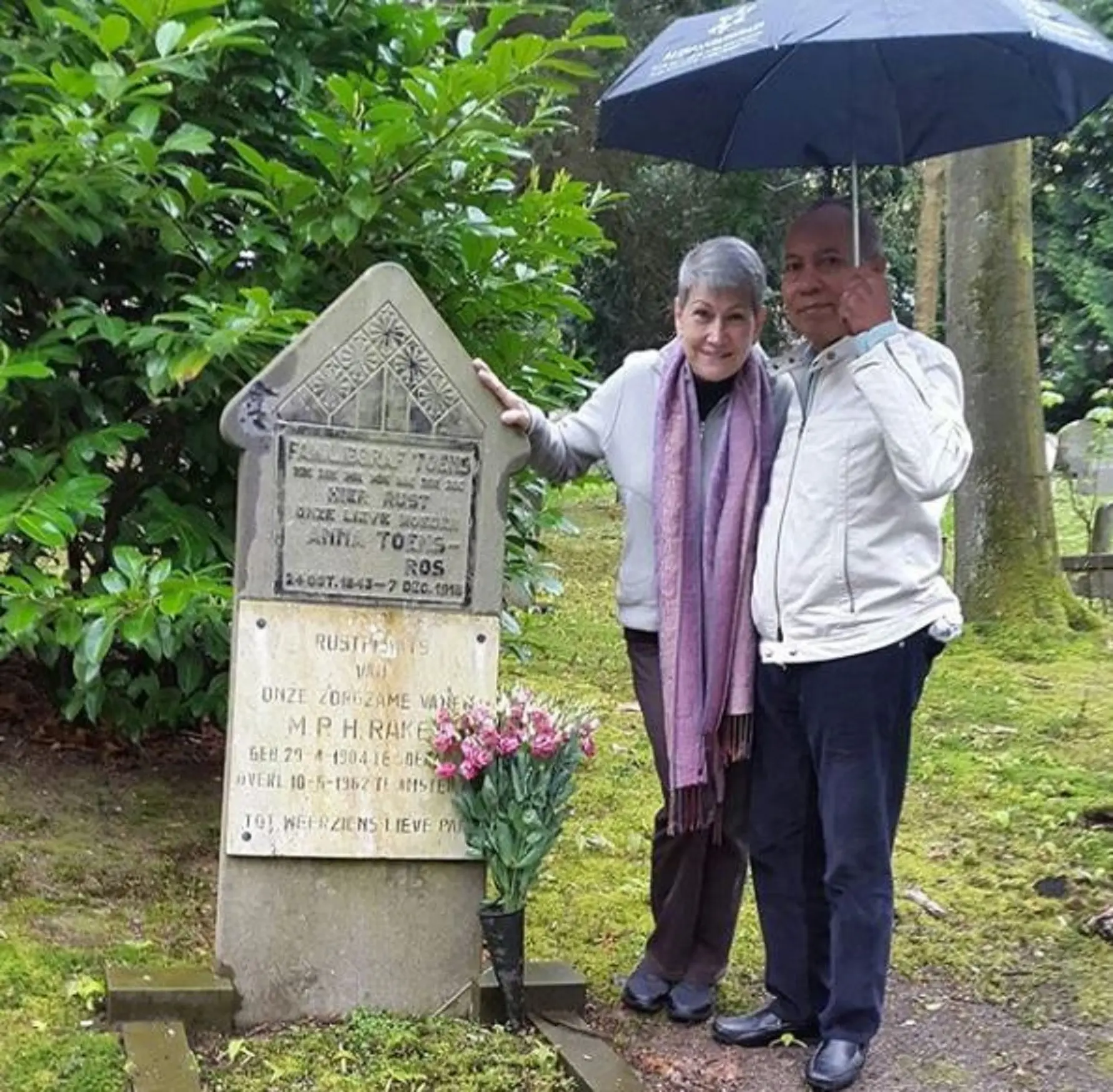 Bondan Winarno dan Yvonne Winarno Raket saat berkunjung ke makam keluarga istri di Hilversum, Belanda (Instagram/@maknyusbw)