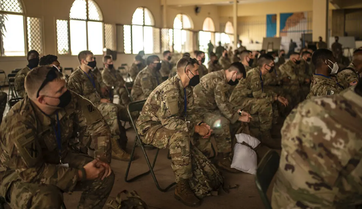 Tentara AS diberi pengarahan saat mereka bersiap untuk ambil bagian dalam latihan militer Singa Afrika di Agadir, Maroko, Rabu (9/6/2021). Dengan lebih 7.000 peserta dari sembilan negara dan NATO, Singa Afrika adalah latihan terbesar Komando Afrika AS. (AP Photo/Mosa'ab Elshamy)