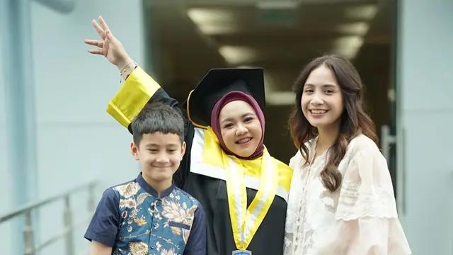 Mbak Lala Wisuda S1