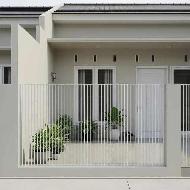 Teras Depan Rumah Sempit dengan Pagar Besi Tipis