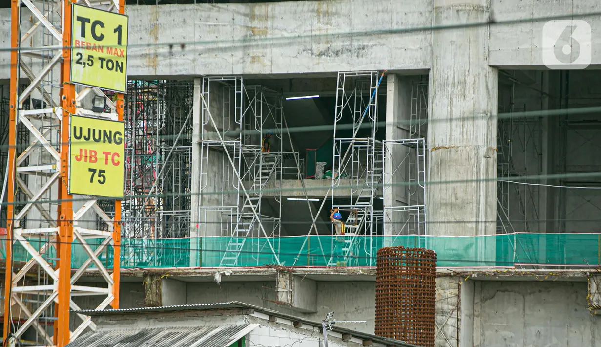 Aktivitas pekerja proyek pembangunan Jakarta International Stadium atau Stadion BMW di kawasan Papanggo, Tanjung Priok, Jakarta, Senin (18/1/2021). Progres pembangunan stadion berkapasitas 82 ribu penonton tersebut telah mencapai 43,7 persen. (Liputan6.com/Faizal Fanani)