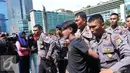 Remaja ini diamankan polisi karena melakukan penodongan kepada pengunjung CFD, Jakarta, Minggu (2/10). Mereka pun langsung ditangkap setelah korban mengadu ke petugas keamanan terdekat. (Liputan6.com/Angga Yuniar)