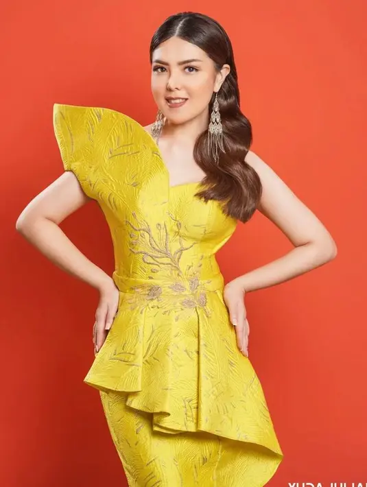 Potret lainnya menampilkan Tina pakai gaun kuning detail ruffle karya Alfons Lee. (Instagram/yudajulianofficial).