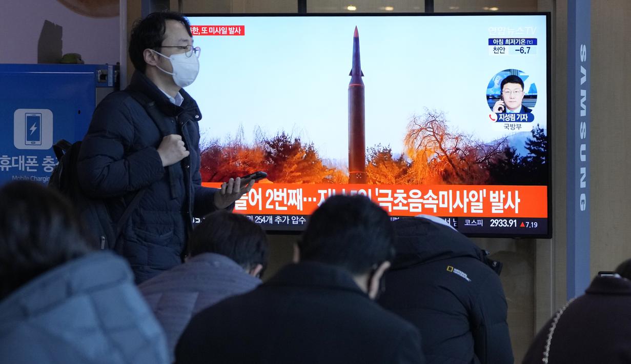 Orang-orang menonton TV yang menampilkan file gambar peluncuran rudal Korea Utara selama program berita di Stasiun Kereta Api Seoul di Seoul, Korea Selatan, Selasa (11/1/2022). Korea Utara disebut menembakkan proyektil yang diduga mirip rudal balistik ke laut. (AP Photo/Ahn Young-joon)