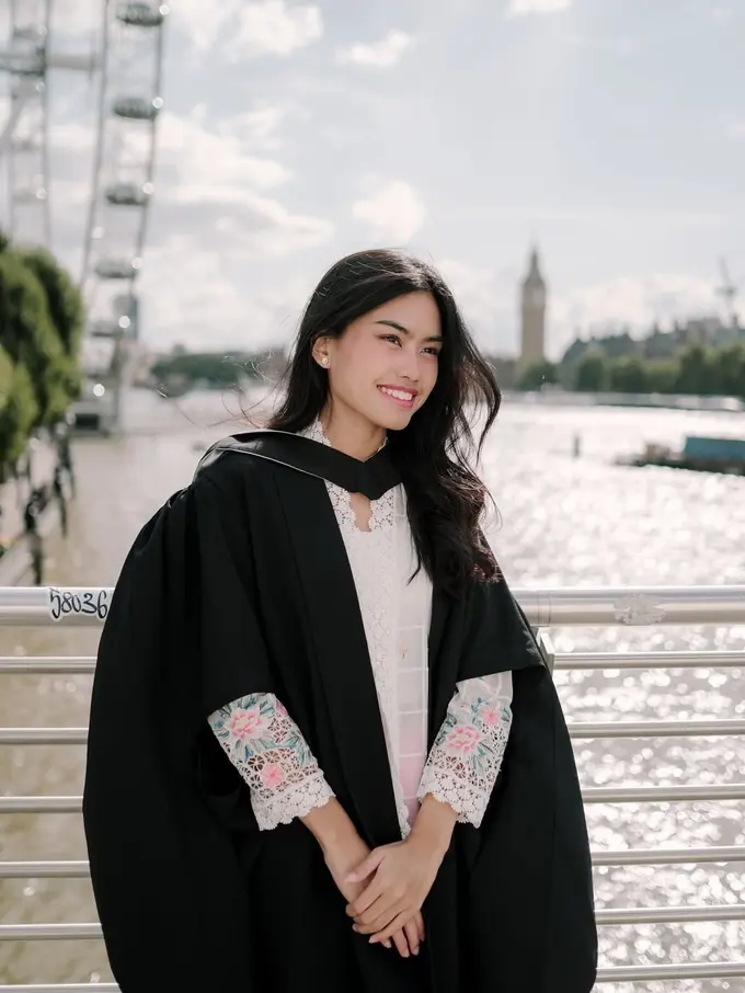 Potret Cantik Namira Adjani Wisuda S2 di London, Kompak Berkebaya Putih dengan Alya Royali