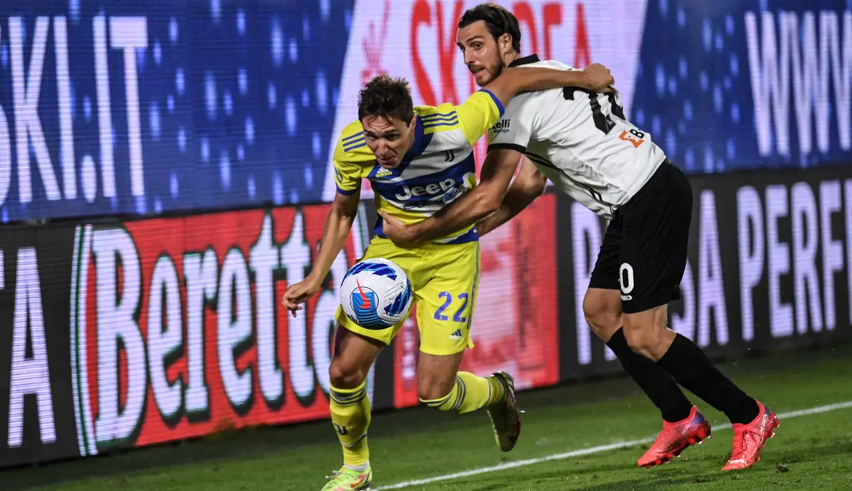 Penyerang Juventus Federico Chiesa (kiri) berebut bola dengan bek Spezia Simone Bastoni pada pekan kelima Serie A Liga Italia di Stadio Alberto Picco, Kamis (23/9/2021) dini hari WIB. Juventus susah payah menang 3-2 di kandang Spezia.  (ANDREAS SOLARO / AFP)
