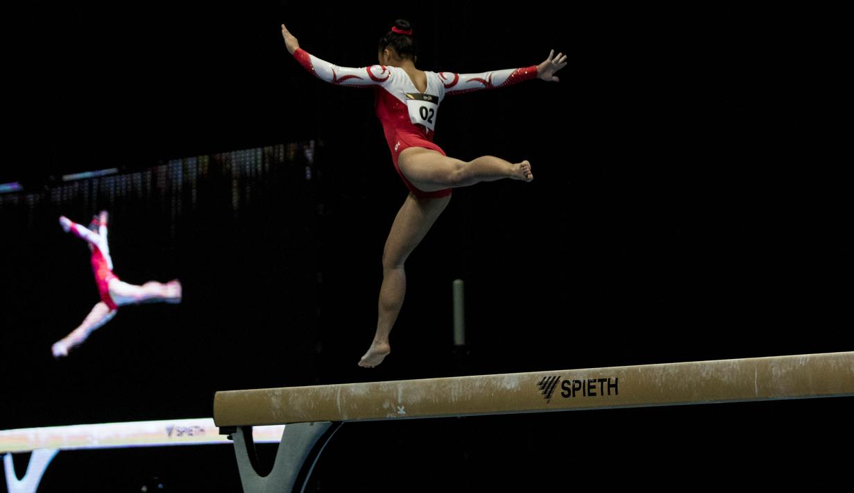 Pesenam Indonesia, Amalia Fauziah, menggunakan alat balance beam tampil pada nomor artistik beregu SEA Games di MITEC, Kuala Lumpur, Senin (21/8/2017). Tim Indonesia berhasil meraih medali perunggu. (Bola.com/Vitalis Yogi Trisna)