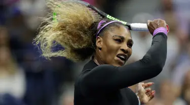 Petenis Amerika Serikat, Serena Williams mengembalikan bola ke arah petenis Ukraina, Elina Svitolina pada babak semifinal AS Terbuka 2019 di USTA Billie Jean King National Tennis Center, Rabu (5/9/2019). Serena melangkah ke final setelah mengalahkan Svitolina 6-3 dan 61. (AP/Adam Hunger)