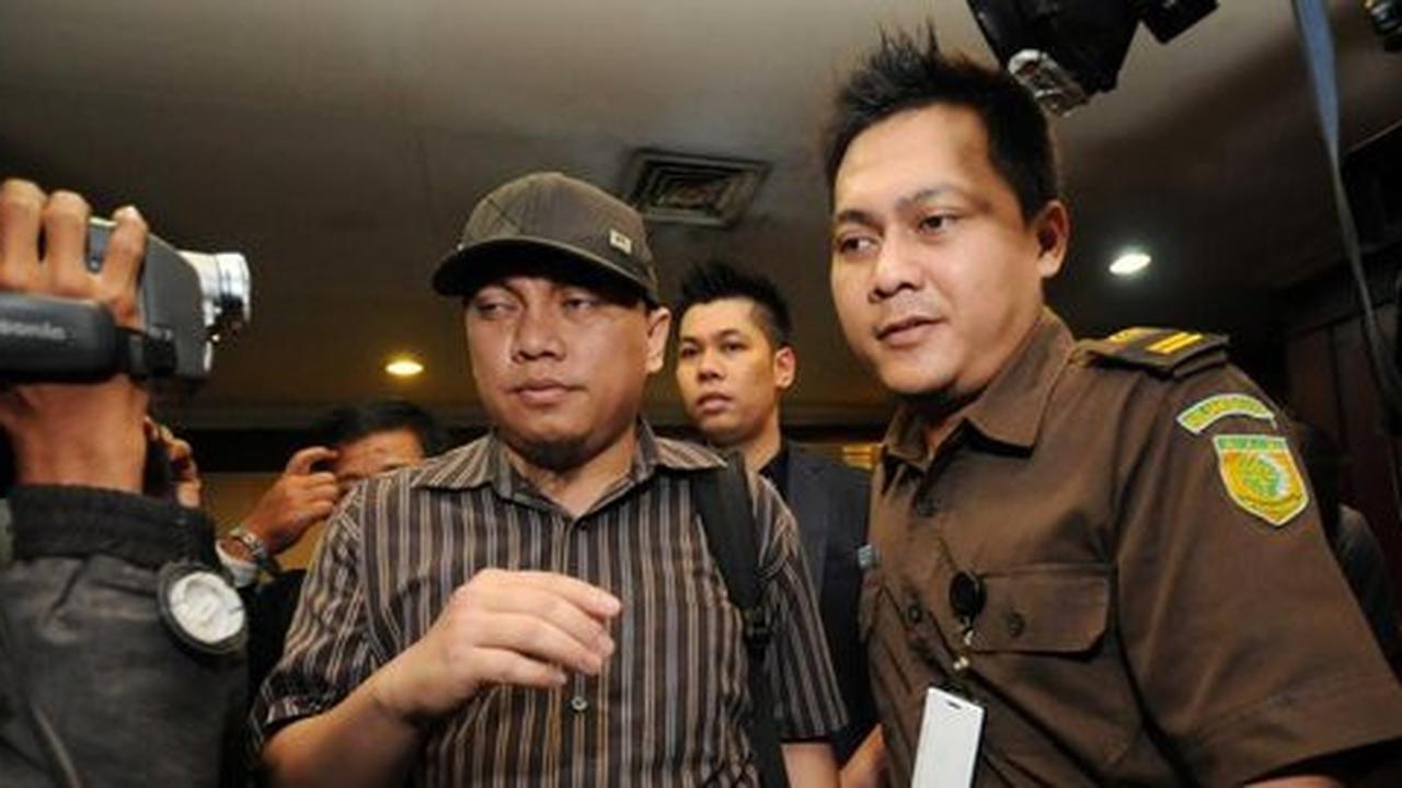 Tangan diborgol, Gayus tinggalkan LP Sukamiskin menuju Gunung Sindur