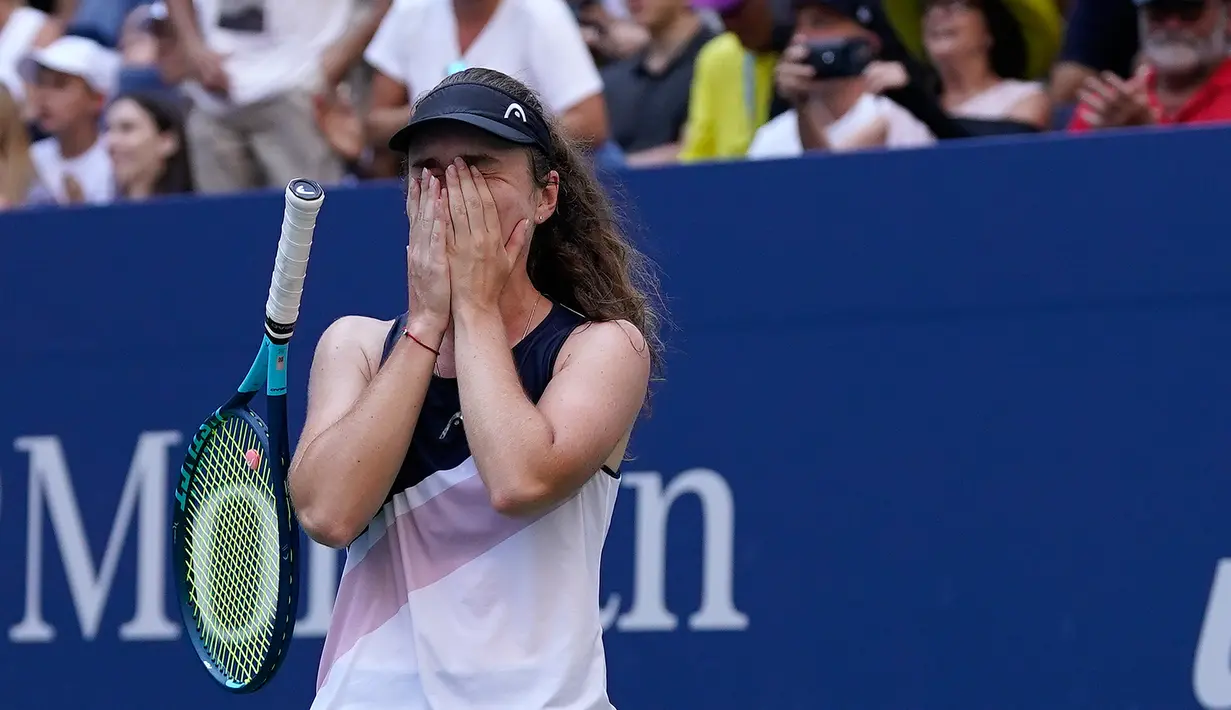 Reaksi Daria Snigur usai mengalahkan Simona Halep pada putaran pertama kejuaraan tenis US Open 2022 di New York, Amerika Serikat, Senin (29/8/2022). Ini merupakan kemenangan terbesar dalam karier Daria Snigur. (AP Photo/Seth Wenig)