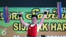 Lifter Jabar, Dwi M Lestari saat gagal melakukan angkatan clean and jerk di kelas 63kg putri PON XIX Jabar di Gymnasium Si Jalak Harupat, Kab Bandung, Rabu (21/9). Dwi Lestari meraih perak dengan total angkatan 192kg. (Liputan6.com/Helmi Fithriansyah)