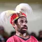 Persipuramania mengenakan aksesoris burung cenderawasih saat mendukung timnya pada pembukaan Torabika Soccer Championship 2016 di Stadion Mandala, Jayapura, Papua, Jumat (29/4/2016). (Bola.com/Nicklas Hanoatubun)
