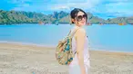 Mulai dari pantai Bali sampai Lombok sudah dikunjungi oleh penyanyi dangdut yang sebentar lagi akan menikah ini. Penampilannya pun menawan dengan outfit simpel. Memakai kacamata hitam, ia tampak makin keren.(Liputan6.com/IG/@viavallen)