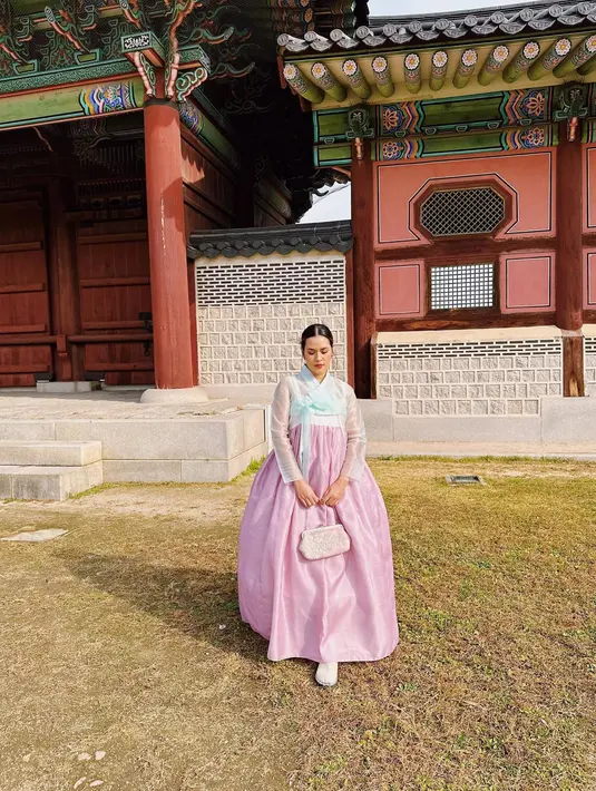 Sudah berusia 33 tahun, sosok penyanyi yang kini memiliki satu buah hati yang sudah semakin besar, disebut tampak semakin muda. Banyak yang menyebut bahwa penampilannya selalu lekat dengan gaya feminim dan elegan. (Liputan6.com/IG/@raisa6690)