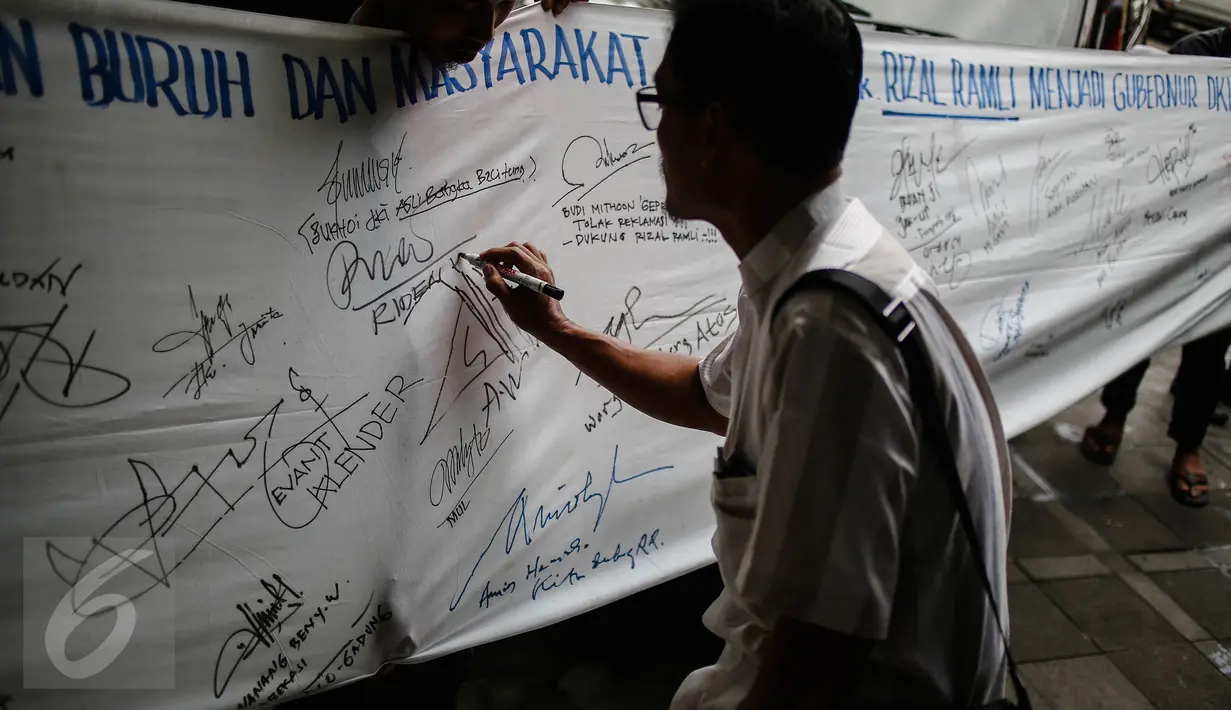 Warga menandatangani spanduk dukungan untuk Rizal Ramli sebagai bakal calon gubernur DKI 2017, Jakarta, Senin (8/8). Aksi tersebut dilakukan oleh Konferederasi Serikat Pekerja Indonesia (KSPI). (Liputan6.com/Faizal Fanani)