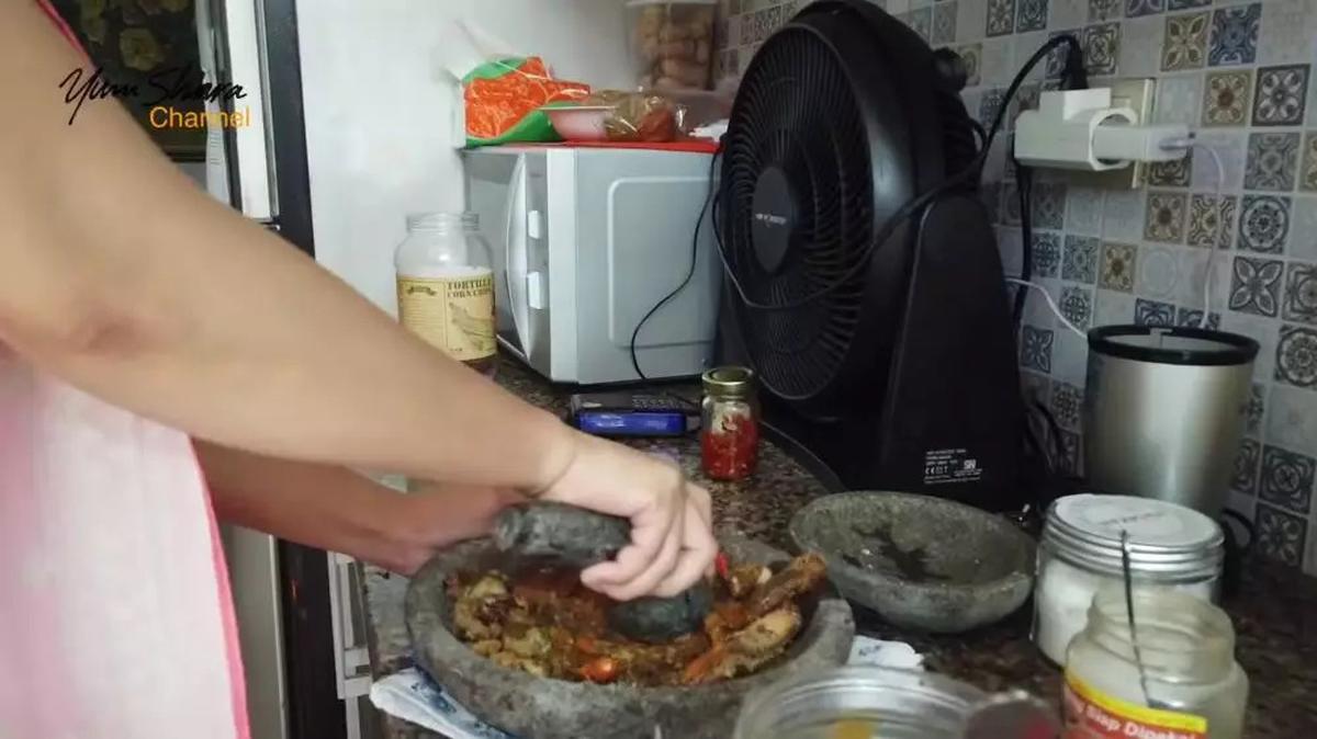 Tak Tersorot, 5 Potret Dapur Kotor Yuni Shara yang Bersih dengan Perabotan Lengkap - Kitchen Putih Elegan