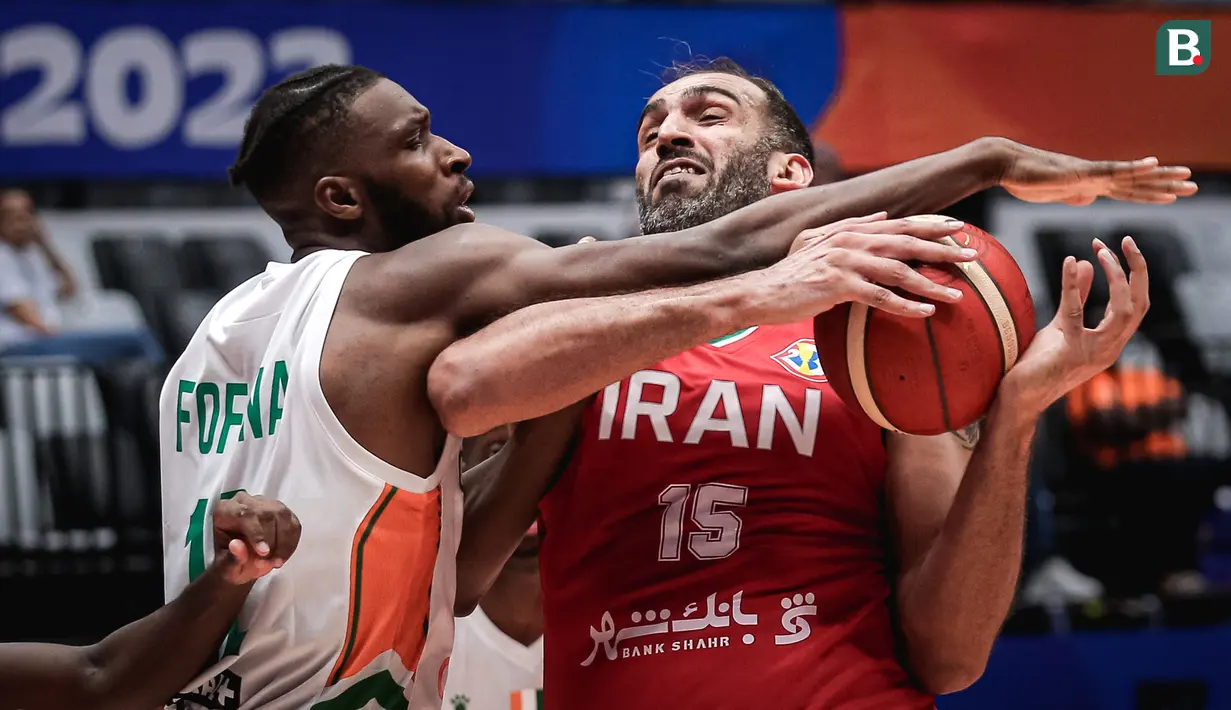 <p>Pebasket Iran, Hamed Haddadi (kanan) berusaha mencetak poin dihalangi pebasket Pantai Gading, Vafessa Fofana pada laga kedua Grup G Piala Dunia FIBA 2023 di Indonesia Arena, Senayan, Jakarta, Senin (28/08/2023). (Bola.com/Bagaskara Lazuardi)</p>