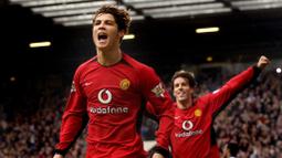 Cristiano Ronaldo merupakan pemain muda termahal yang dimiliki Manchester United saat itu. Penampilan impresif di MU dan Timnas Portugal membuatnya masuk ke dalam nominasi Ballon d'Or pada 2004 silam. Saat itu dirinya tengah berumur 19 tahun 313 hari. (Foto: AFP/Steve Parkin)