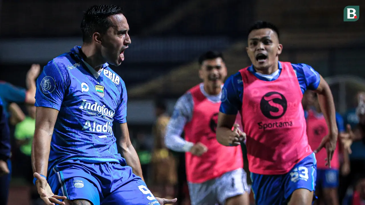 Foto: Ezra Walian Bangkit, Cetak Gol Indah dan Buat Persib Bandung Terhindar dari Kekalahan
