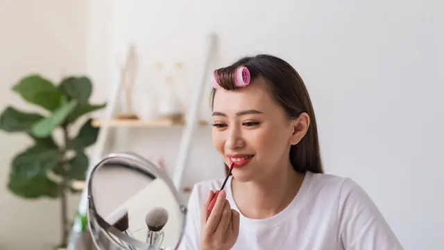 Mengulik Alasan Liptint Jadi Produk Andalan Gen Z, Bikin Bibir Merona Alami Tanpa Terasa Berat