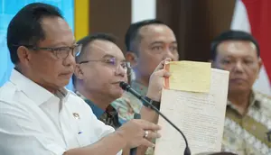 Mendagri Tito Karnavian menunjukkan dokumen saat rapat terkait penyelesaian polemik 4 pulau Aceh-Sumut. Dalam rapat itu terungkap bahwa pemindahan 4 pulau Aceh itu diajukan Pemprov Sumut era Edy Rahmayadi. (Foto: Istimewa)